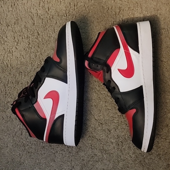 Jordan 1 mid size 7Y (GS) - Picture 3 of 7